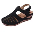 Vista detallada de sandalias de cuña negras para mujer con diseño calado. - 35 / Negro