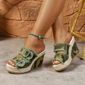 Nahaufnahme von Damen-Keilsandaletten mit Camouflage-Muster und Schnallenriemen - 36 / Grün