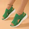Detailansicht der atmungsaktiven grünen Damen-Strick-Sportsandalen mit weichen weißen Sohlen - Grün