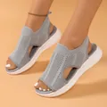 Eine Detailansicht grauer Mesh-Knit-Sport-Sandalen mit einer weichen weißen Sohle. - Grau