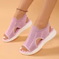 Detailansicht der stylischen rosafarbenen Strick-Sandalen mit flexibler weißer Softsohle - Rosa