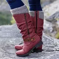 Vista laterale di stivali alti bordeaux arricciati da donna con colletto in maglia - 35 / Rosso