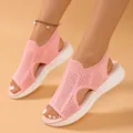 Bequeme rosa Mesh-Sport-Sandalen für Damen mit weicher flacher Sohle in der Nahaufnahme - Hellrosa