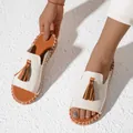 Casual women's flat tassel slippers in beige canvas with a brown synthetic insole - 38 / White