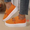 Detail of orange knit platform sneakers featuring gold chain and 6cm thick white sole - Orange Red