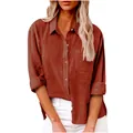 Detalle de camisa de algodón y lino color terracota con bolsillo y aberturas laterales. - Naranja