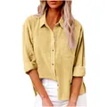 Detalle de camisa de lino amarilla para mujer con bolsillo frontal, botones y diseño chic - Amarillo jengibre