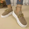 Atmungsaktive Strick-Slipper mit Plateau und goldener Kette in stilvollem Khaki - Kaffeebraun