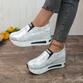 Dettaglio ravvicinato di sneaker con plateau da donna con motivo serpente e suole bianche. - Bianco