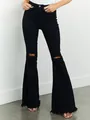 Detailansicht der stylischen schwarzen Schlagjeans mit Rissen und modischen Fransen am Saum - S / Unterteile / Schwarz