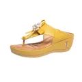 Vista lateral de chanclas amarillas con cuña, flor de perlas y detalle de logo B - 35 / Estilo de Flor (888) / Amarillo