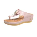 Vista lateral de chanclas con cuña rosa, flor de perlas y detalle metálico B - 35 / Estilo de Flor (888) / Rosa