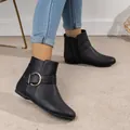 Stijlvolle zwarte platte Chelsea boots met grote gouden gesp en ritssluiting aan de zijkant. - 36 / Zwart