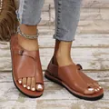 Eleganti sandali bassi da donna in pelle marrone con anello per le dita e fibbia regolabile - 38 / arancio-rosso