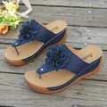 Elegante marineblaue Keil-Flip-Flops mit großem 3D-Blumenornament am Zehenstegriemen - 36 / Dunkelblau