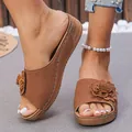 Braune Damen Pantoletten mit Keilabsatz und einer eleganten dekorativen Blume - 36 / Braun