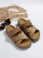 Primo piano di sandali platform bronzo metallizzato con cinturini intrecciati e suola spessa. - 35 / Oro