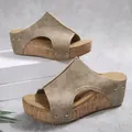 Vue latérale de sandales compensées élégantes à bouts ouverts avec clous et semelle liège - 36 / Kaki