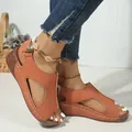 Detailweergave van oranjebruine sleehaksandalen met contrasterende stiksels en uitsnijdingen - 36 / Bruin