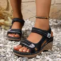 Détails des sandales compensées noires d'été avec surpiqûres et bandes velcro - Noir