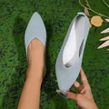 Detailansicht hellblauer spitzer Fly-Knit-Ballerinas auf texturiertem grünem Hintergrund - 36 / Seeblau