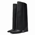 Seitenansicht schwarzer Leder-Stiletto-Stiefel mit spitzer Kappe und Hosenbein-Design - Mattschwarz