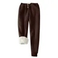Detailaufnahme der braunen Winter-Jogginghose mit dickem weißem Lammwollfutter - Kaffeebraun