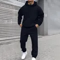Vista de estilo urbano de un conjunto de sudadera con capucha y pantalón negro para hombre - Azul marino