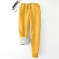 Detailansicht der gelben, dick gefütterten Winter-Jogginghose mit warmem Fleece-Innenfutter - Sonnenblumengelb