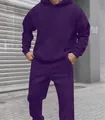 Vista detallada de un conjunto de chándal de forro polar morado con capucha para hombre. - Púrpura