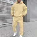 Conjunto de sudadera con capucha y pantalón de chándal de felpa para hombre en beige - Caqui