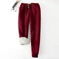 Detailansicht der weinroten Winter-Jogginghose mit dickem Sherpa-Fleecefutter innen - Dunkelrot