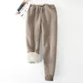 Dicke Winter-Jogginghose für Damen mit Fleecefutter in Taupe und Kordelzug an der Taille - Khaki