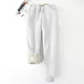 Detailaufnahme der dicken Damen-Winter-Jogginghose mit warmem weißem Lammfell-Futter - Silbergrau