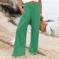 Vista dettagliata di questi pantaloni verdi a gamba larga con vita alta elastica a nido d'ape - Taglia S / Pantaloni e gonne / Verde chiaro