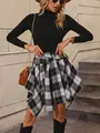 Vista frontale di una modella con gonna a quadri bianchi e neri irregolare con allacciatura - Taglia S / Pantaloni e gonne / Nero