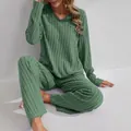 Άνετο πράσινο ριγέ σετ loungewear με μακριά μανίκια για γυναίκες σε καθιστή θέση - S / Τοπ και Παντελόνι / Πράσινο