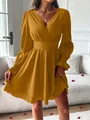 Détail de la robe jaune moutarde à col en V avec taille cintrée et ourlet volanté - Jaune
