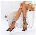 Detailansicht der Schmetterlings-Strass-Stilettos mit Schlangenwicklung an einem Modell - 35 / Schwarz
