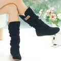 Détail des bottes mi-mollet en daim noir pour femmes avec une élégante bordure en dentelle blanche. - 35 / Noir