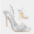 Détail d'élégantes sandales à talons aiguilles argentées avec brides transparentes à strass. - 36 / Argent