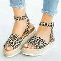 Vue détaillée des sandales compensées espadrilles imprimé léopard pour femmes avec bride cheville - 38 / Imprimé léopard