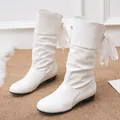 Elegantes botas altas blancas con pliegues, lazo de cinta y un tacón bajo cómodo - 35 / Blanco Corto
