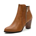 Gros plan bottines marron en similicuir à talon bloc avec fermeture éclair latérale - 35 / Marron