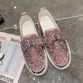 Detail van roze glitterloafers met grote strass-strik en dikke zool - 36 / Roze