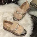 Détail de mocassins pour femmes avec fourrure et ornements de papillons en strass étincelants. - 36 / Kaki