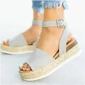 Vue détaillée de sandales compensées espadrilles grises avec bride cheville et plateforme - Gris