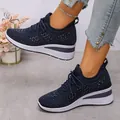 Vue détaillée de baskets bleu marine avec strass étincelants et plateforme à talon compensé - Bleu foncé