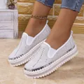 Dettaglio ravvicinato di mocassini bianchi con strass e suola spessa platform - 35 / Bianco