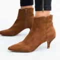 Bottines en daim marron à petits talons avec bout pointu et fermeture éclair. - Marron